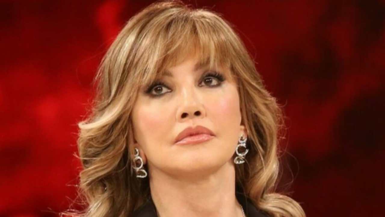 Milly Carlucci | Vip al naturale: come sono davvero le star senza trucco? | Limelight